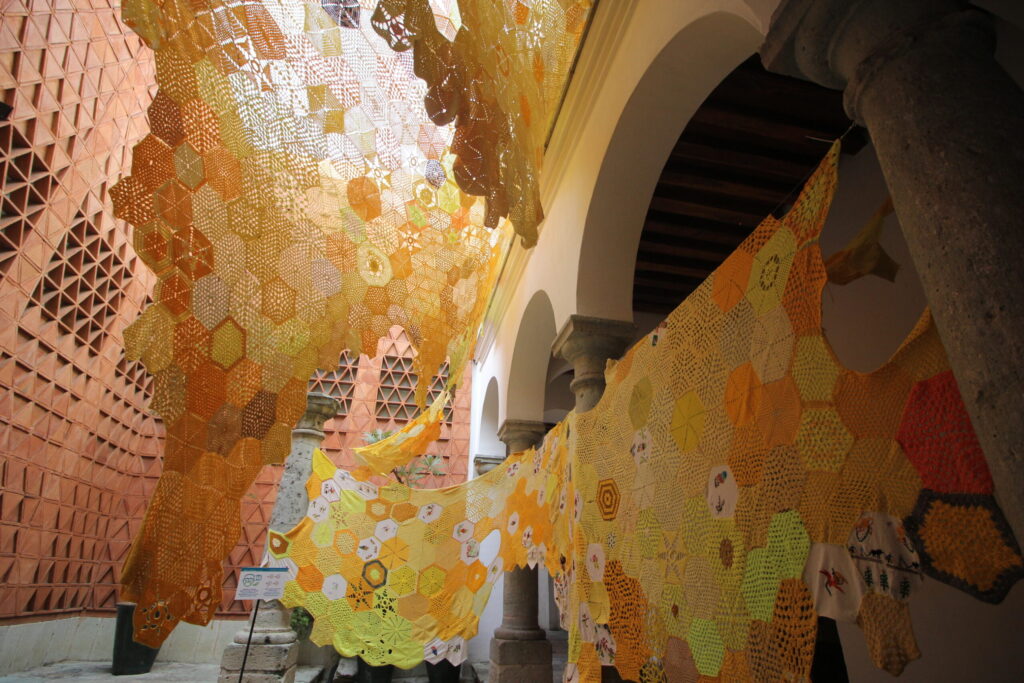 El Panal Monumental, la conspiración para proteger a las abejas, en el Museo Textil de Oaxaca