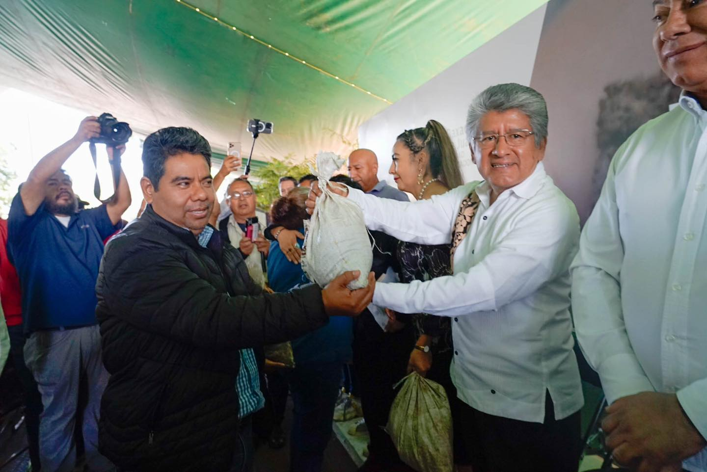 Encabeza Martínez Neri Segunda entrega de abono elaborado con residuos orgánicos recolectados en el municipio de Oaxaca de Juárez