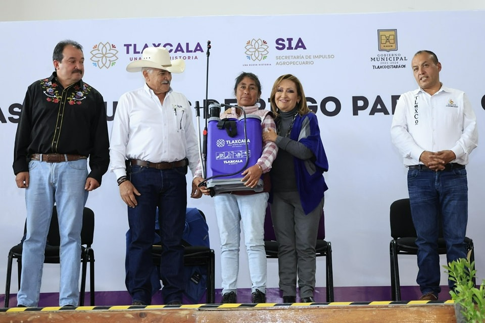 Entrega Lorena Cuéllar aspersoras y equipos de riego para productores de 20 municipios
