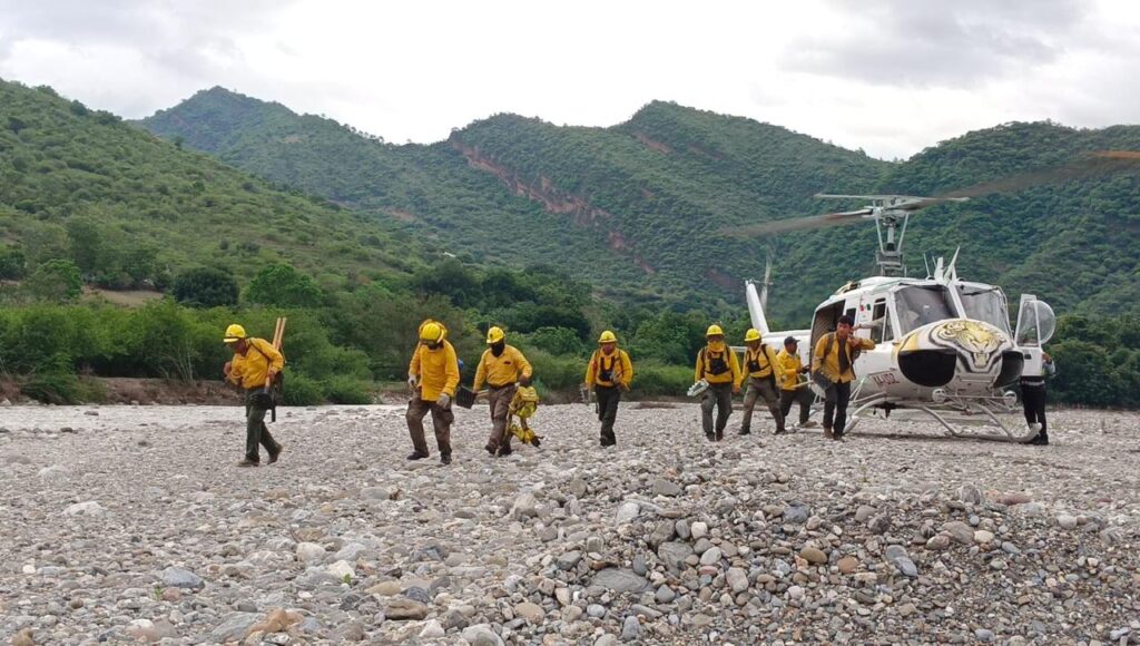 Despliega Gobierno del Estado operativo aéreo para atender incendio forestal en San Miguel Maninaltepec