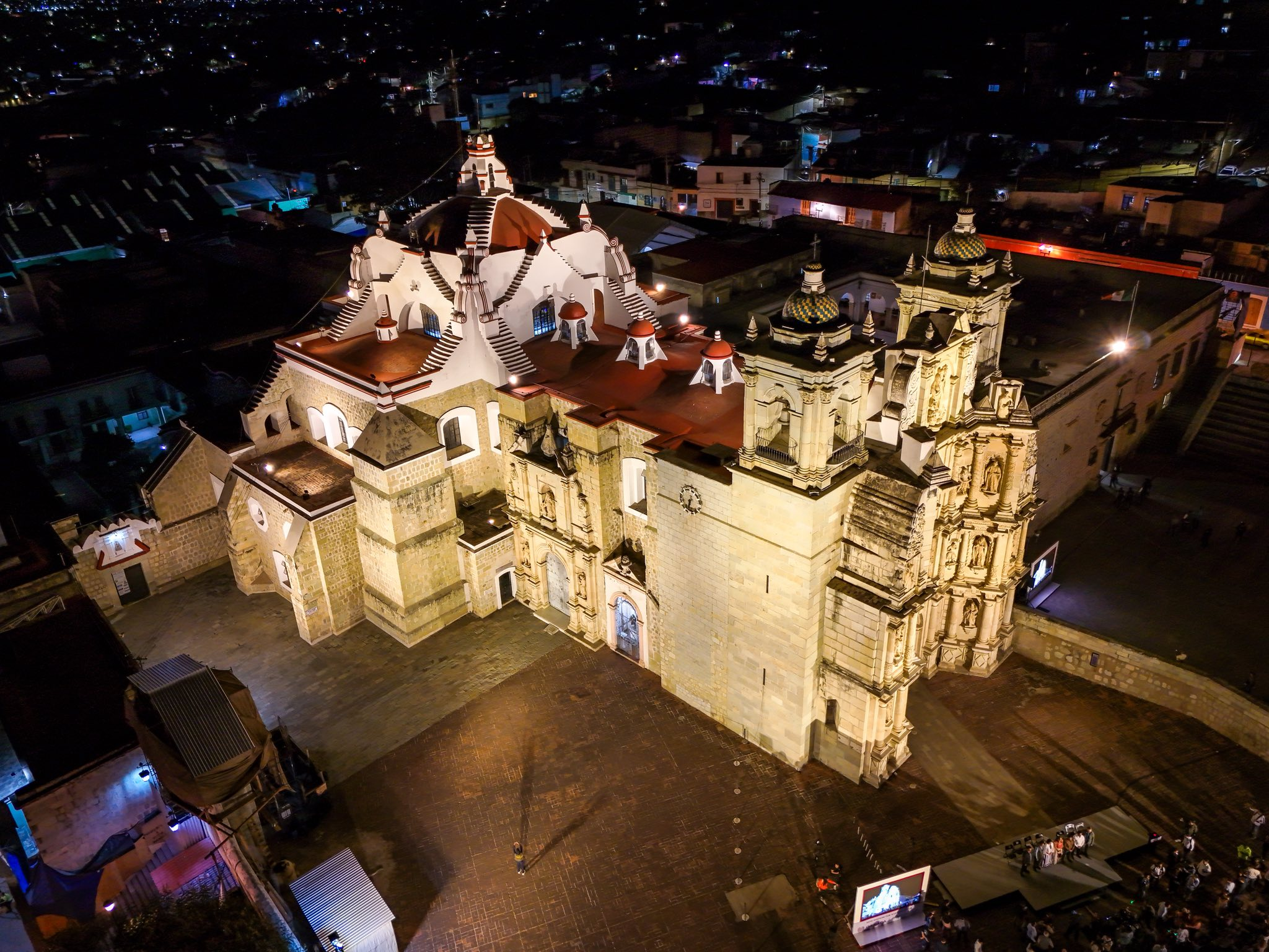 Gobierno de Oaxaca e Iberdrola México encienden nueva iluminación de la Basílica de la Soledad