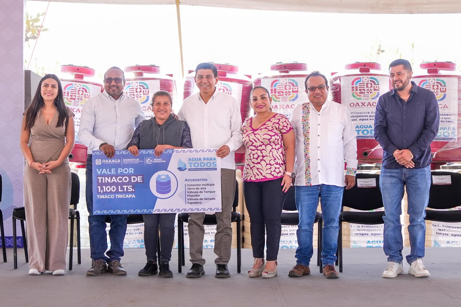 Con la entrega mil 210 tinacos, Salomón Jara garantiza acceso al agua potable a familias de Oaxaca de Juárez ante temporada de estiaje